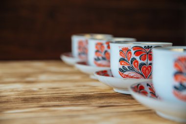 ahşap masa üzerinde çay bardağı