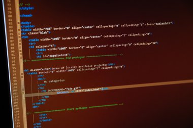 Monitörde görüntülenen web sayfasının kod