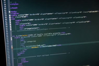 Monitörde görüntülenen web sayfasının kod