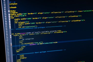 Monitörde görüntülenen web sayfasının kod