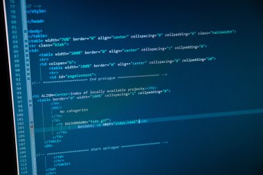 Monitörde görüntülenen web sayfasının kod