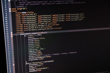 Monitörde görüntülenen web sayfasının kod