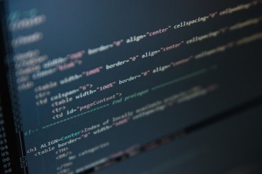 Monitörde görüntülenen web sayfasının kod