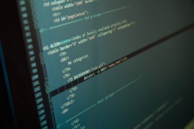 Monitörde görüntülenen web sayfasının kod