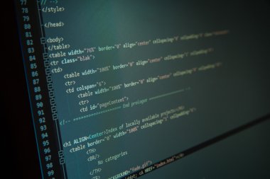 Monitörde görüntülenen web sayfasının kod