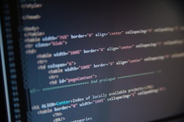 Monitörde görüntülenen web sayfasının kod