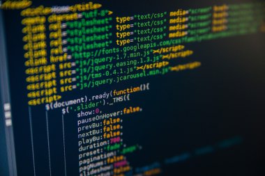 Monitörde görüntülenen web sayfasının kod