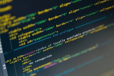 Monitörde görüntülenen web sayfasının kod