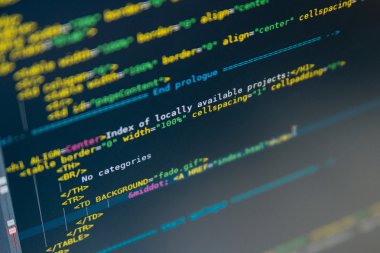 Monitörde görüntülenen web sayfasının kod