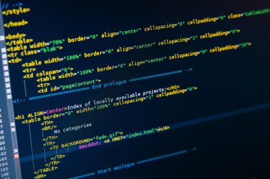 Monitörde görüntülenen web sayfasının kod