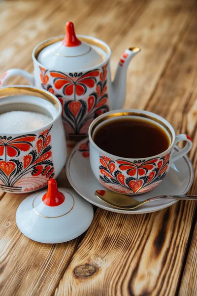 Çay bardağı ile ahşap masa üzerinde çaydanlık