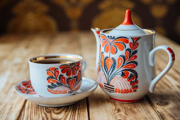 Çay bardağı ile ahşap masa üzerinde çaydanlık