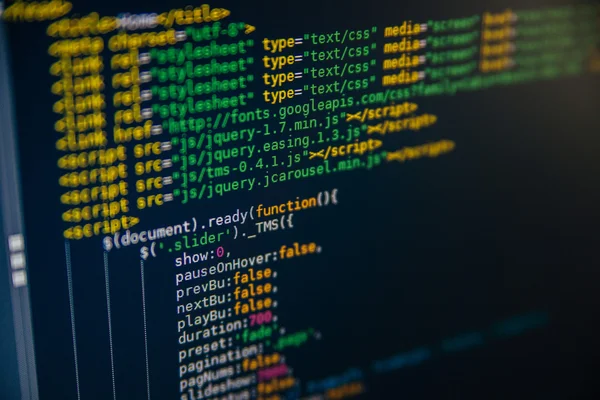 Monitörde görüntülenen web sayfasının kod