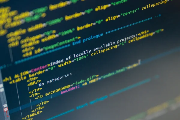 Monitörde görüntülenen web sayfasının kod