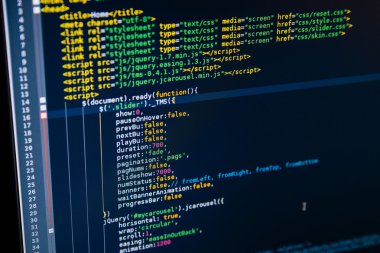 Monitörde görüntülenen web sayfasının kod