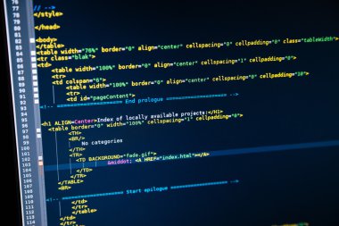 Monitörde görüntülenen web sayfasının kod