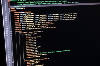Monitörde görüntülenen web sayfasının kod