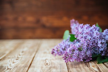 Ahşap masa üzerinde Lila çiçek demet