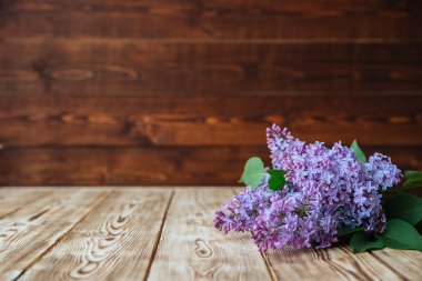 Ahşap masa üzerinde Lila çiçek demet
