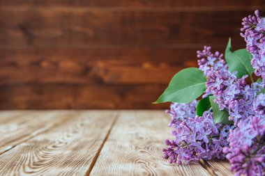 Ahşap masa üzerinde Lila çiçek demet