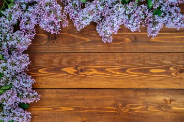 Ahşap masa üzerinde Lila çiçek demet