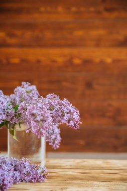 Leylak cam ahşap arka plan üzerinde