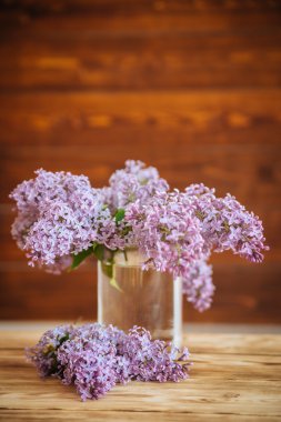 Leylak cam ahşap arka plan üzerinde