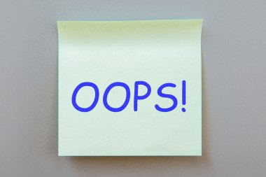 Yapışkanlı not metni bir etiket ile