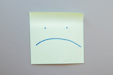 Yapışkanlı not metni bir etiket ile