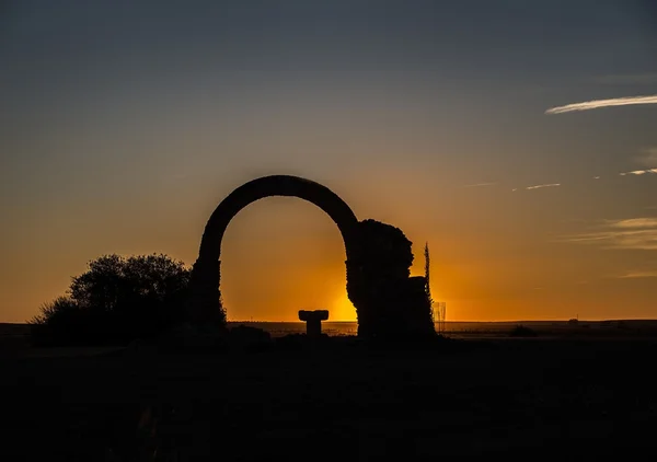 Bogen einer sehr alten Kapelle im Sonnenuntergang — Stockfoto