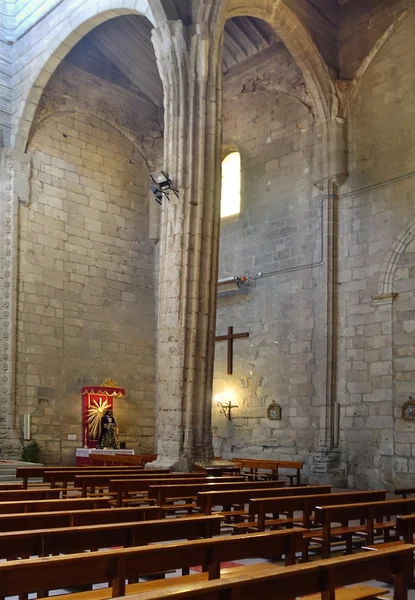 Dentro da igreja velha com colunas — Fotografia de Stock