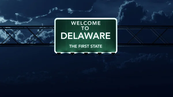 Delaware usa state willkommen zu Autobahn-Verkehrsschild in der Nacht — Stockfoto