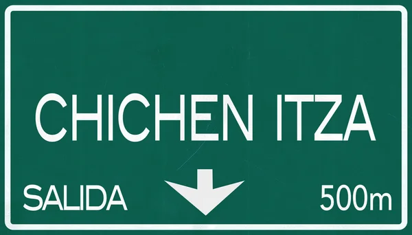 Chichen itza mexiko autobahnschild — Stockfoto