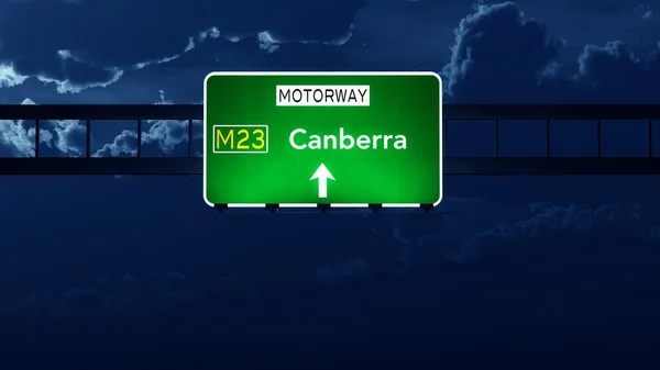Canberra Australië Highway Road Sign at Night — Stockfoto