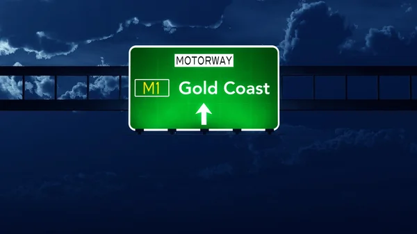 Signo de carretera de Gold Coast Australia por la noche — Foto de Stock