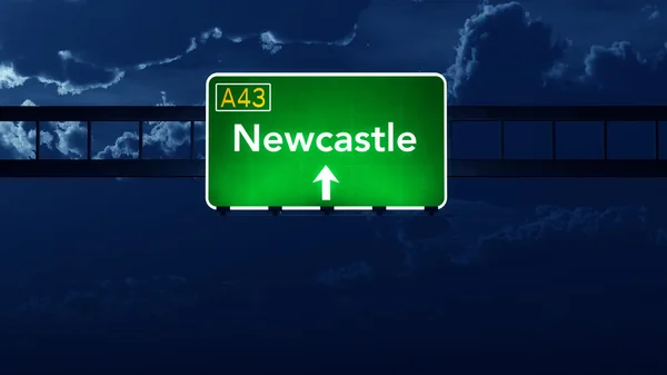 Señal de Newcastle Australia Highway Road por la noche — Foto de Stock