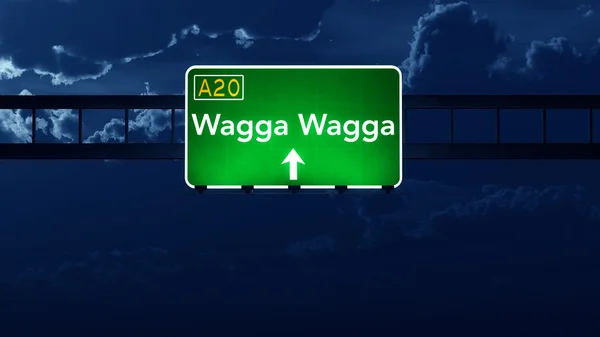 Wagga wagga australia Autobahnschild in der Nacht — Stockfoto