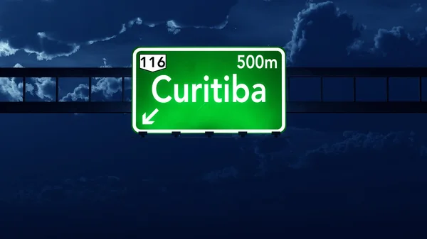 Znak drogowy Curitiba Brazylia autostrady w nocy — Zdjęcie stockowe