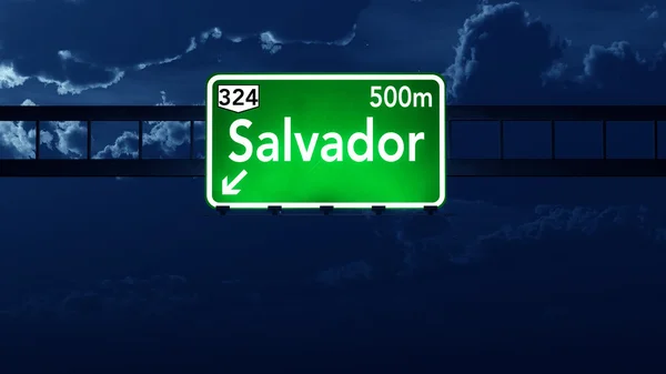 Salvador Brazil Highway vägskylt på natten — Stockfoto