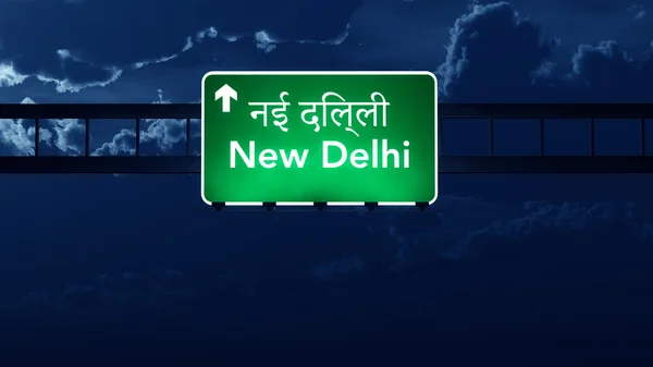 Señal de carretera de Nueva Delhi India por la noche —  Fotos de Stock