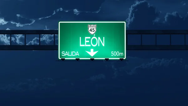 Leon Mexiko dálnice dopravní značka v noci — Stock fotografie
