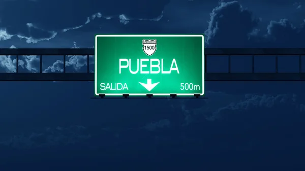 Пуебла Мексика шосе дорожній знак вночі — стокове фото