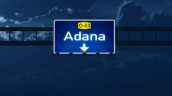 Adana Turcja autostrady znak drogowy w nocy — Zdjęcie stockowe