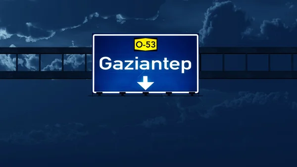 Gaziantep Truthahn Autobahn Straßenschild in der Nacht — Stockfoto