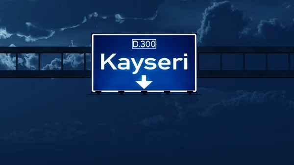 Kayseri Turecko dálnice dopravní značka v noci — Stock fotografie