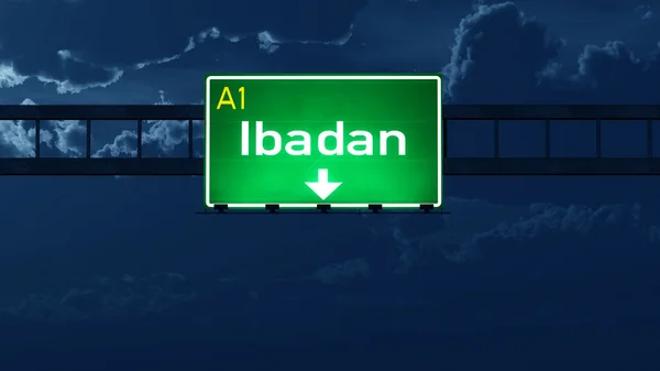 Znak drogowy autostrady Nigerii Ibadan w nocy — Zdjęcie stockowe