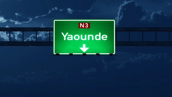 Señal de la carretera de Camerún Yaounde por la noche —  Fotos de Stock