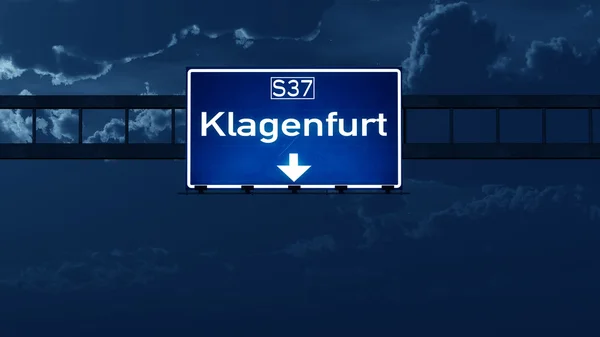 Klagenfurt Austria Highway Road Signal di notte — Foto Stock