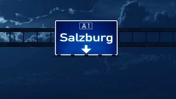 Salzburg autobahnschild in der nacht — Stockfoto