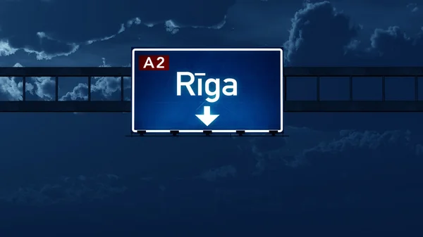Riga Latvia autostrady znak drogowy w nocy — Zdjęcie stockowe